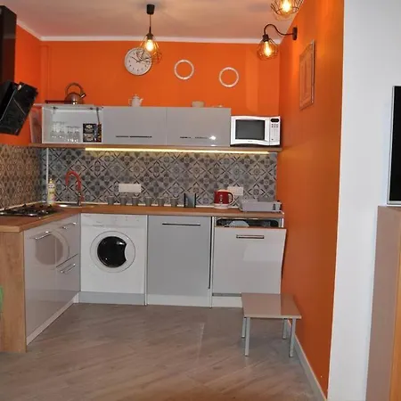 Metro Arsenal - 100 M Od Metra 바르샤바